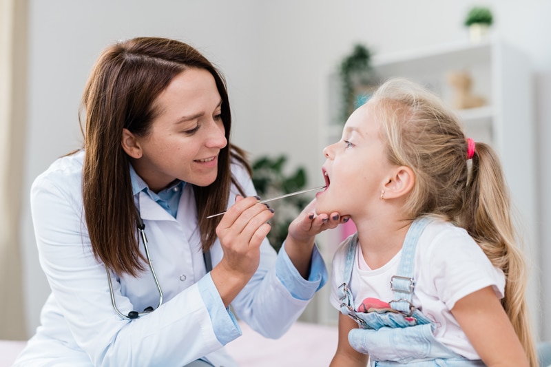 Bambini, denti cariati già a 2 anni. Le cause: la poca igiene e gli zuccheri